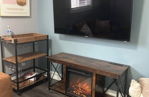 Kamloops House | Bright and Modern Daylight Suit. Pet Friendly