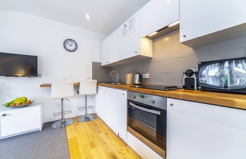 Bayswater Apartment | Bright and Modern Studio, Prestigious Paddington