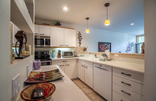 Frisco Condo | Bright and Open Mountain-Contemporary Condo One Block Off Main Street!