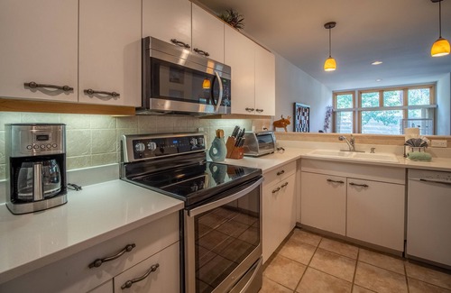 Frisco Condo | Bright and Open Mountain-Contemporary Condo One Block Off Main Street!