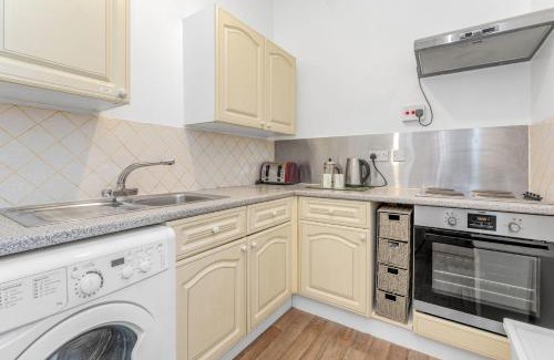 Newhaven Apartment | Bright and Quiet Edinburgh Home