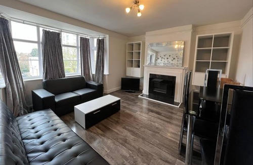 Sutton South Apartment | Bright and spacious 2-Bed Apartment in Sutton
