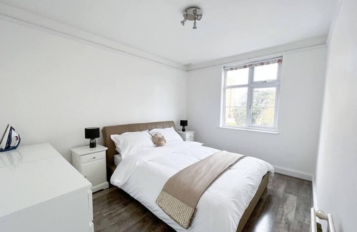 Sutton South Apartment | Bright and spacious 2-Bed Apartment in Sutton