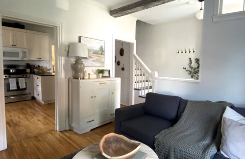 Inner Harbour House | Bright and Spacious 2 Bedroom House w/backyard