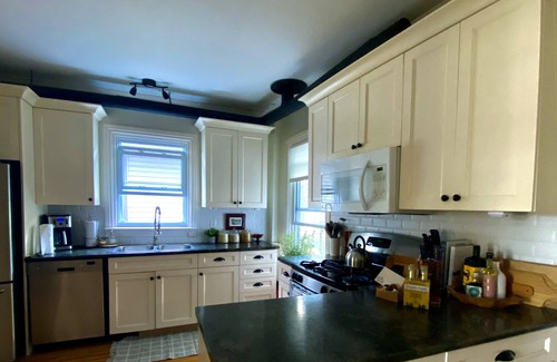 Inner Harbour House | Bright and Spacious 2 Bedroom House w/backyard