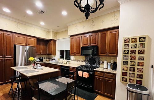 Brentwood House | Bright and spacious 4 bedroom house next to CA24