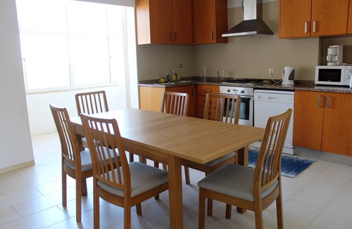 Coimbra Apartment | Bright and spacious apartment with south facing balcony in Celas (3 bedrooms)