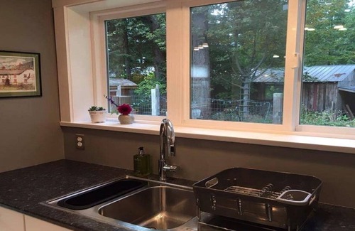 Comox House | Bright and Spacious Suite in Desirable Comox Peninsula-Short Term or Vacation