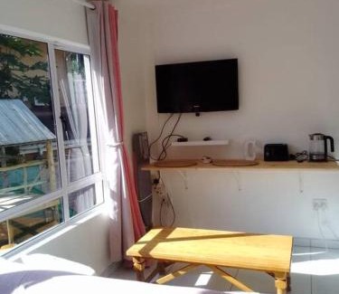 Durban North Apartment | Bright and Sunny Studio Cottage