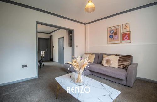 Lincoln Apartment | Bright and Warm Home in Lincoln by Renzo, Free Wi-Fi, Perfect for Staycations!