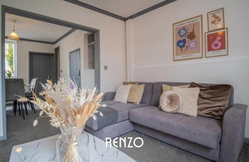 Lincoln Apartment | Bright and Warm Home in Lincoln by Renzo, Free Wi-Fi, Perfect for Staycations!