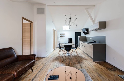 Castillon-la-Bataille Apartment | Bright apartment with air conditioning and high ceilings