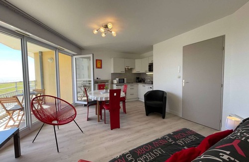 Saint-Jean-de-Monts Apartment | Bright apartment, heated pool, private parking