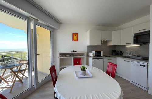 Saint-Jean-de-Monts Apartment | Bright apartment, heated pool, private parking