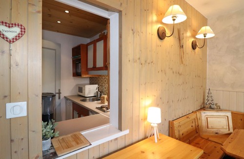 Les Almes Apartment | Bright apartment near slopes, shops, balcony
