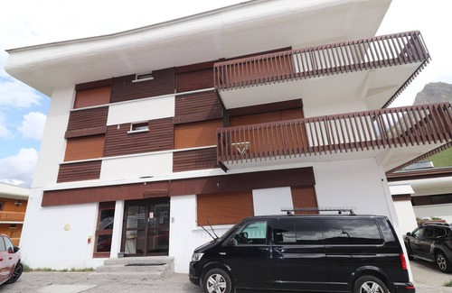 Les Almes Apartment | Bright apartment near slopes, shops, balcony