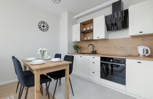 Pradnik Czerwony Apartment | Bright Apartment Park Lotników Near Tauron Arena Kraków by Noclegi Renters
