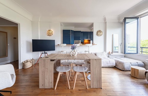 Montmartre Apartment | Bright apartment with stunning Eiffel Tower view PRE