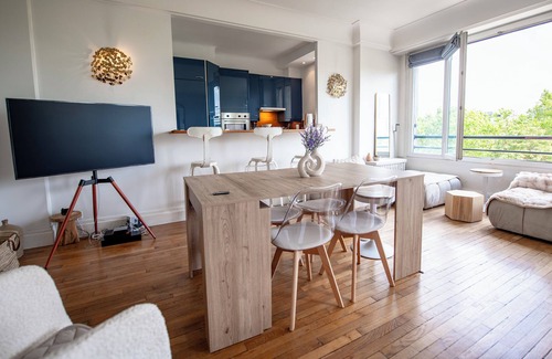 Montmartre Apartment | Bright apartment with stunning Eiffel Tower view PRE