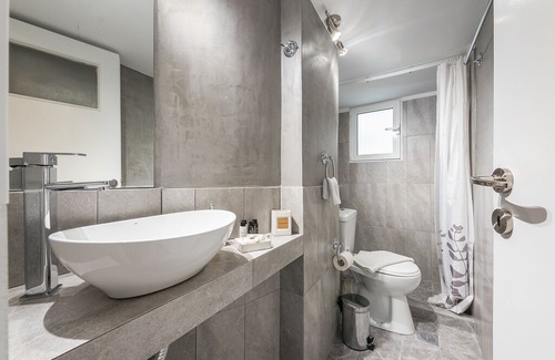 Thissio Apartment | Bright apt in the heart of Athens