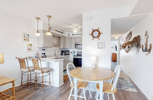 North Ocean City Condo | Bright & beachy getaway near white sand with fast WiFi, open layout, AC & W/D