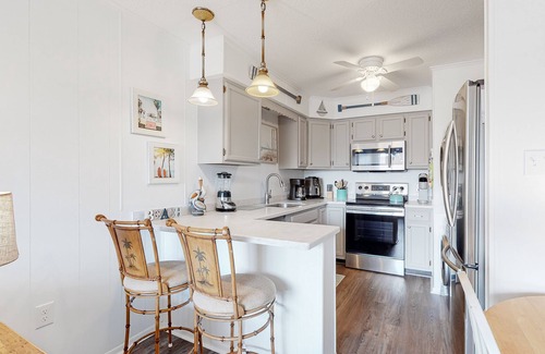 North Ocean City Condo | Bright & beachy getaway near white sand with fast WiFi, open layout, AC & W/D
