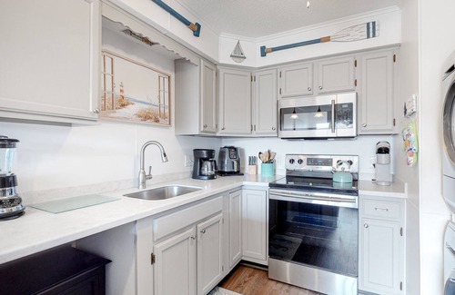 North Ocean City Condo | Bright & beachy getaway near white sand with fast WiFi, open layout, AC & W/D