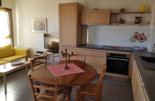 Meze House | Bright beautiful vacation apartment by the sea/Bel appartement de vacances en bord de mer