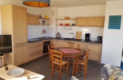Meze House | Bright beautiful vacation apartment by the sea/Bel appartement de vacances en bord de mer