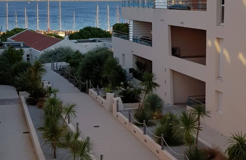 Meze House | Bright beautiful vacation apartment by the sea/Bel appartement de vacances en bord de mer