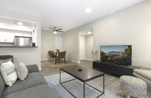 Beverly Grove Apartment | Bright Beverly Grove 2BR near Cedar Sinai Hospital, by Blueground