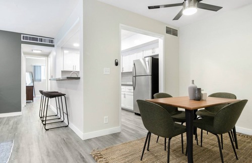 Beverly Grove Apartment | Bright Beverly Grove 2BR near Cedar Sinai Hospital, by Blueground