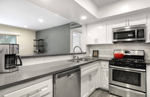 Beverly Grove Apartment | Bright Beverly Grove 2BR near Cedar Sinai Hospital, by Blueground