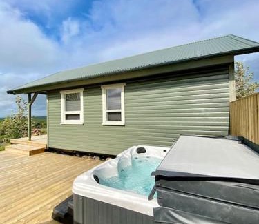 Mosfellsbaer House | Bright cabin close to RVK with a Hot Tub