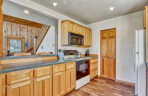 Redmond Ski Chalet | Bright Cabin with Shared Pool, Hot Tub & Resort Amenities