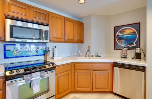 Avalon Condo | Bright Catalina Island Condo w/Ocean Views!