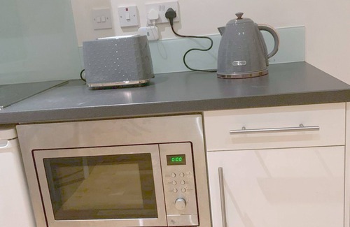 Avonmore and Brook Green Apartment | Bright central private first floor apartment Kensington Olympia