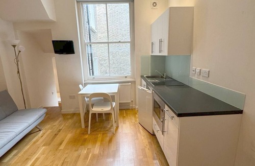 Avonmore and Brook Green Apartment | Bright central private first floor apartment Kensington Olympia