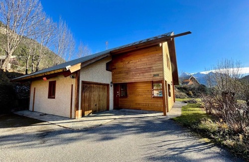 Forville Ski Chalet | Bright chalet with spacious garden in Briançon