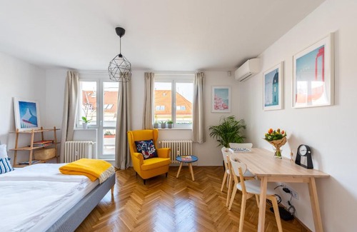 Prague 3 Apartment | BRIGHT CHARMING Apt with TERRACE, PARKING & AirCo.