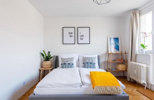 Prague 3 Apartment | BRIGHT CHARMING Apt with TERRACE, PARKING & AirCo.