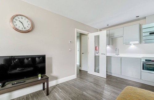 Brighton City Centre Apartment | Bright Charming Condo Short Walk to Beach Pier