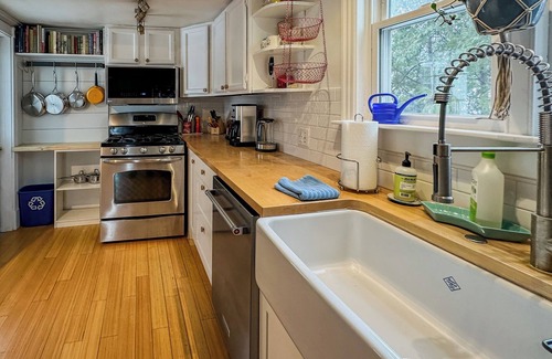 East Deering House | Bright Charming Victorian Close to Everything!