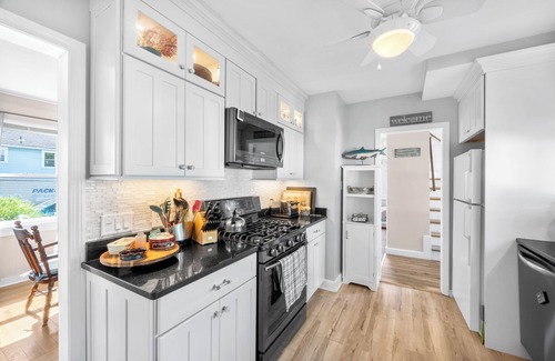 Waterford House | Bright & Cheerful Coastal Cottage for Multi-week & Monthly Stays