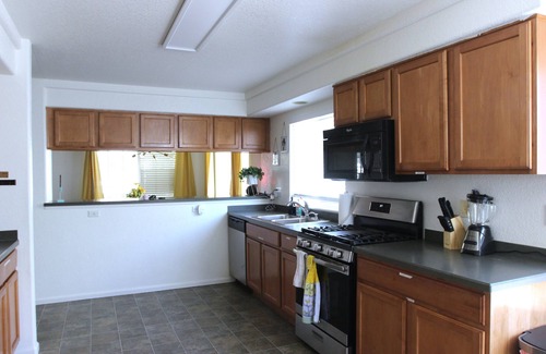 North Central Westminster House | Bright Cheerful Family Home! Community Pool. Near Boulder + Denver