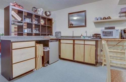 McMinnville Apartment | Bright & Cheery Golf Getaway, Close to Wineries & Local Attractions