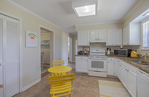 Edgewater House | Bright, Clean and Roomy House with Intracoastal Waterway Resort Access