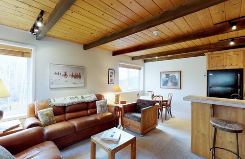 Elkhorn Condo | Bright Condo Less than a Mile to Ski Lifts, Pool, Tennis