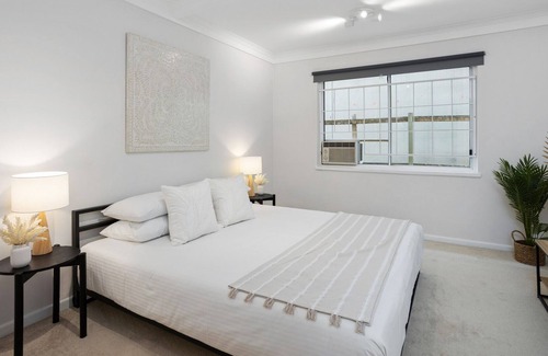 Kangaroo Point Apartment | Bright Contemporary 2-bed Unit with Study Nook