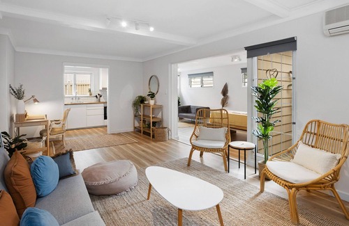 Kangaroo Point Apartment | Bright Contemporary 2-bed Unit with Study Nook
